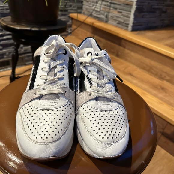Michael Kors Sneakers - Picture 2 of 9